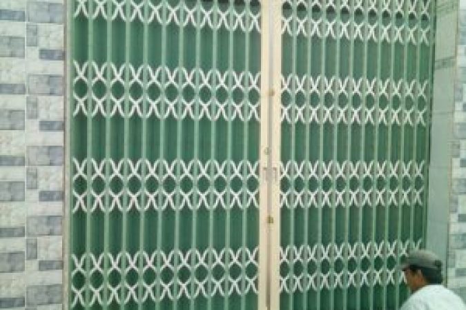Chọn mua cửa sắt kéo bao nhiêu tiền là tốt nhất?