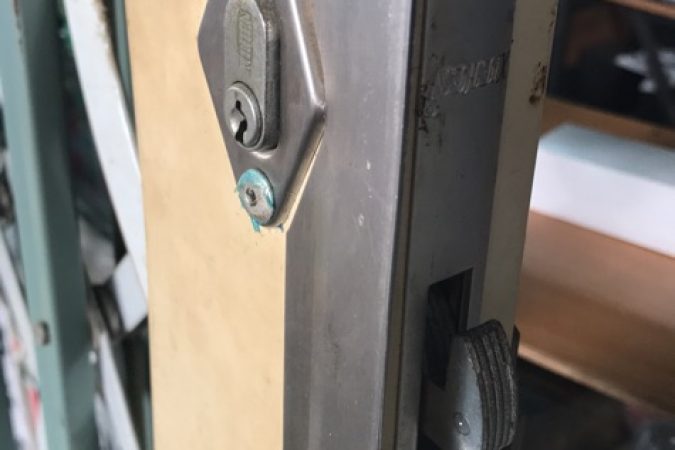 Ổ khóa cửa sắt kéo