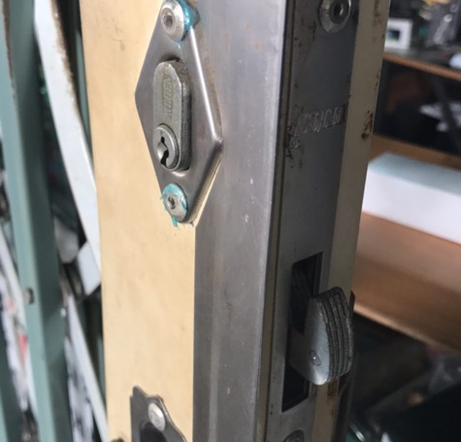 Ổ khóa cửa sắt kéo