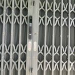 Nâng Cao Sự An Toàn: Giải Pháp Cửa Kéo Sắt Vân Tay cho Ngôi Nhà Của Bạn