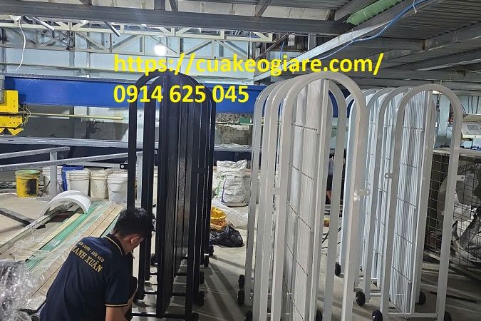 Hàng rào kéo xếp gọn có bánh xe 
