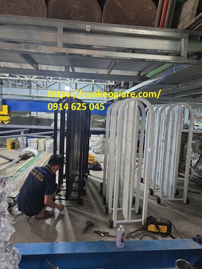 Hàng rào kéo xếp gọn có bánh xe 