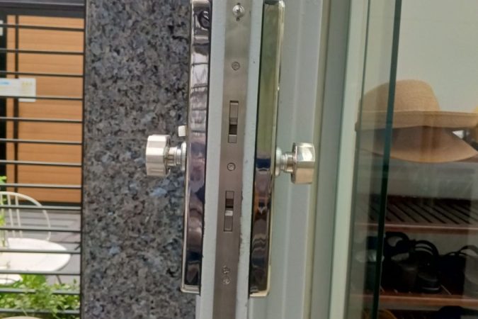 Lắp cửa kéo khóa vân tay