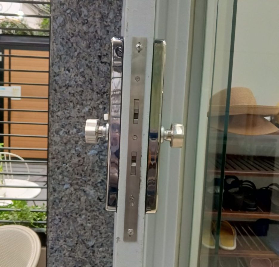 Lắp cửa kéo khóa vân tay