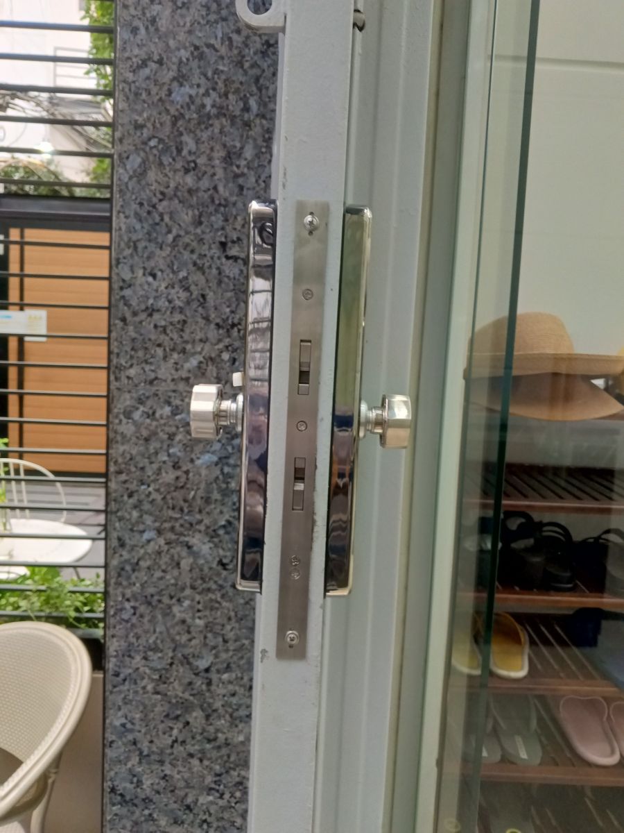 Lắp cửa kéo khóa vân tay